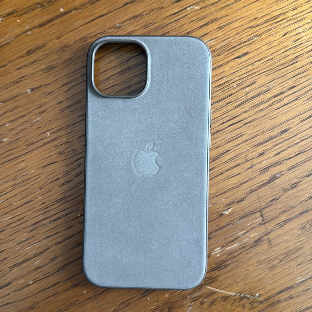 Apple Woven iPhone 15 case